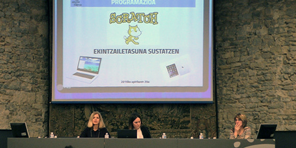 En la fotografía Amaia Urruzmendi y Ane Albisu en su presentación