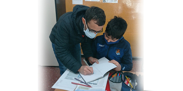 Ibon Martín con los alumnos de Primaria