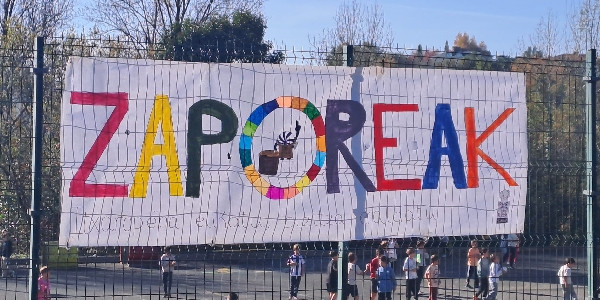 Axular Lizeoko ikasleek Zaporeak erakundearekin bat egin dute gosearen aurka